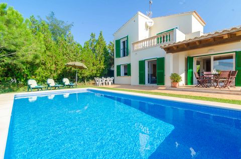 This charming house with a private pool in Sa Rapita welcomes 6 people. This beautiful house of two floors has a private chlorine pool with a size of 8m x 4 m and a depth ranging between 1.00 m and 1.80 m. Surrounded by a garden with 4 chairs, it is ...