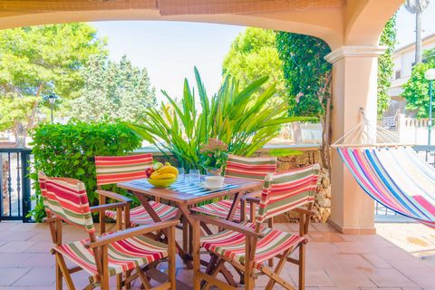 Geniet van de zomer in dit prachtige huis dichtbij de zee in Sa Ràpita, geschikt voor 6 personen. De buitenruimtes rond het huis nodigen u uit om tijd buiten door te brengen in het goede Mallorcaanse weer. U kunt ontbijten of van een drankje genieten...
