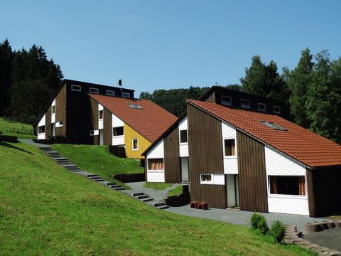 Dieser Ferienpark liegt in den Bergen der Hohen Sauerland Untervalme, 20 km von Winterberg und 32 km von Willingen. Die gemütlichen und neu renovierten Zimmer sind direkt am Rande des Waldes. Man kann eines von 10 Häuser wählen, die in 4 verschiedene...