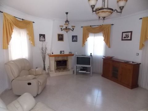 Large spacious house close to the village of San Miguel. Ideal for large family living or holiday home. Short 10 minutes in the car to the beaches of Orihuela Costa.