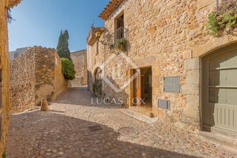 Ancient cobbled streets lead to this typical Emporda stone property in a lively and beautiful village. The property, has been well looked after by the current owners who have been careful to retain much of the old charm of the property. The staircase...