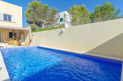 Esta bonita villa con piscina privada se encuentra en Son Bieló, una urbanización cerca de Sa Ràpita y da la bienvenida a 4 a 6 personas. En la piscina privada de cloro, de 6m x 3m y una profundidad de 1.2m a 1.7m o en la ducha exterior puede refresc...